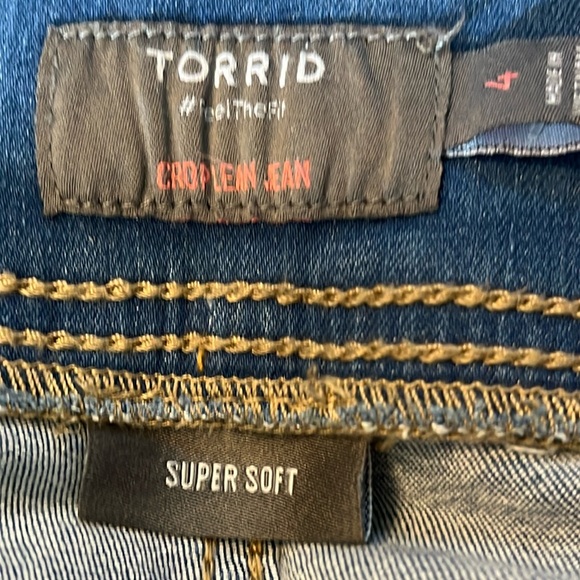 NWT Torrid Blue  Jeans - crop lean super soft “feel the fit” Sz Torrid 4 (26/4X) - Picture 10 of 14